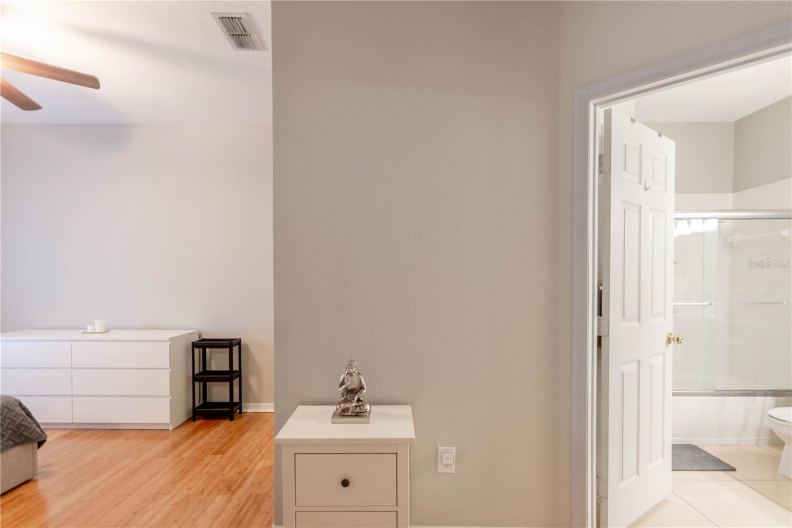 Image 13 of 41 For 3611 Conroy Road 834