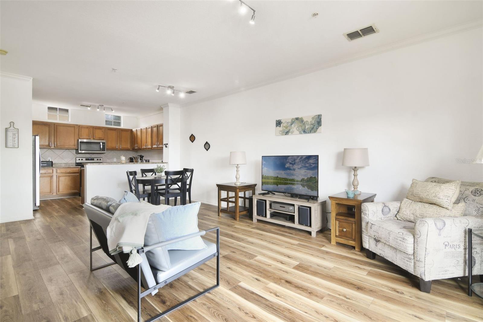 Image 4 of 17 For 6117 Metrowest Boulevard 106