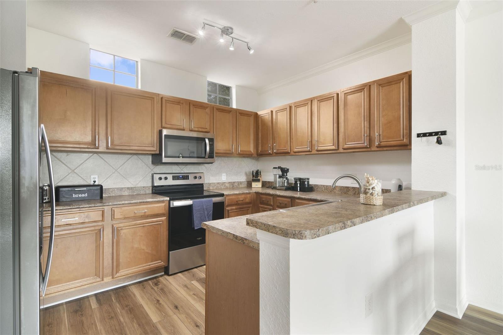 Image 8 of 17 For 6117 Metrowest Boulevard 106