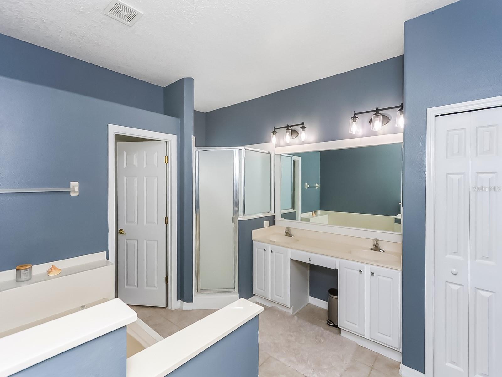 Image 25 of 50 For 2668 Dover Glen Circle