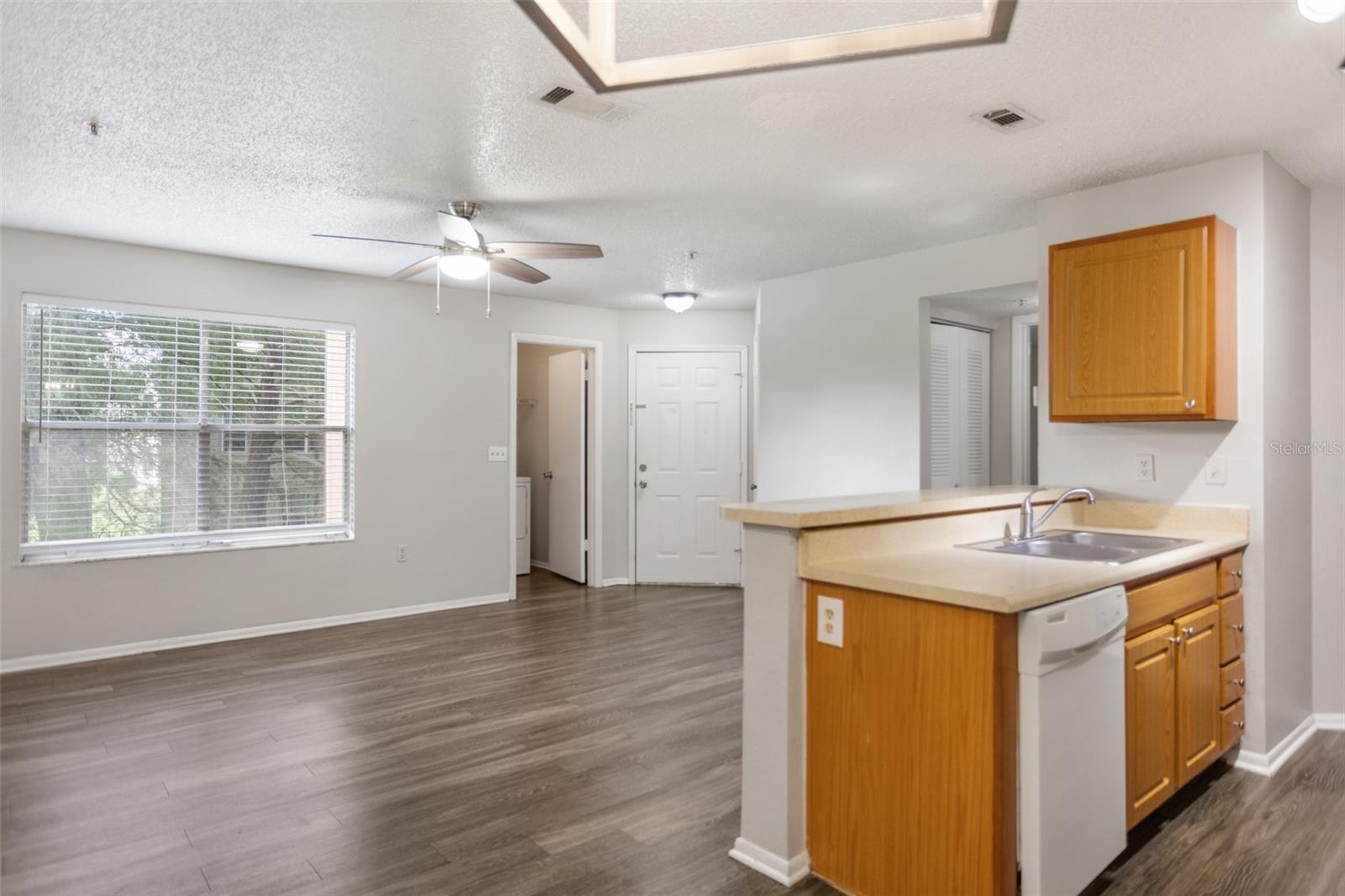 Image 10 of 36 For 637 Buoy Lane 203