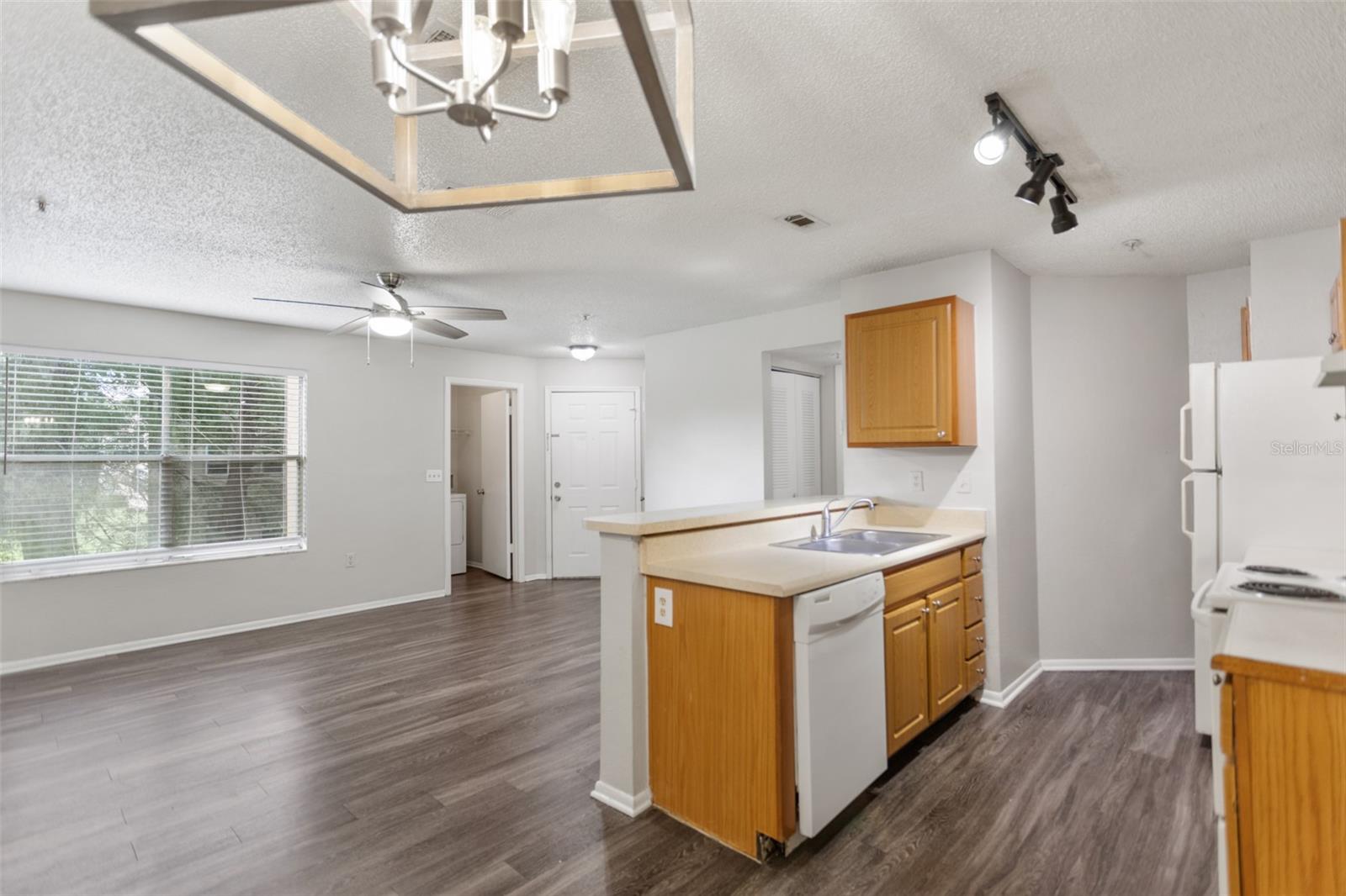 Image 11 of 36 For 637 Buoy Lane 203