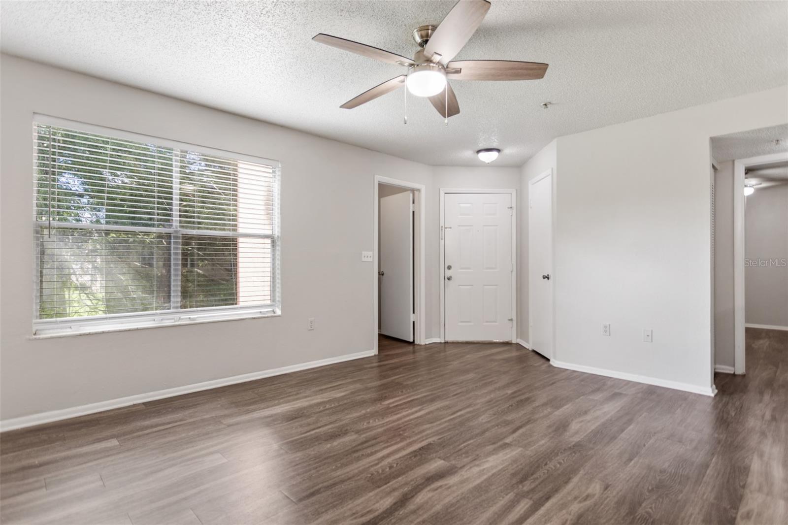 Image 6 of 36 For 637 Buoy Lane 203