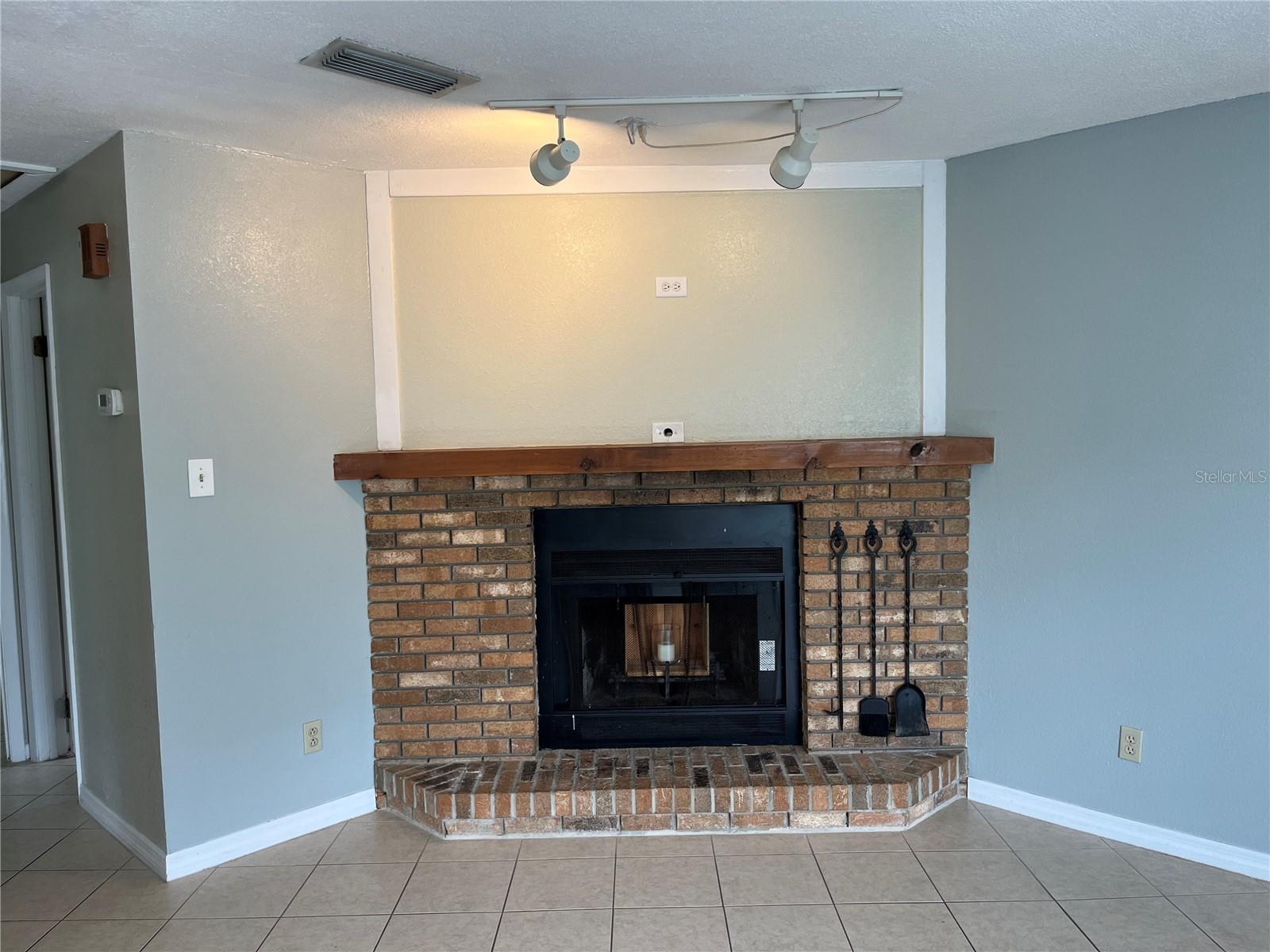 Image 4 of 15 For 1239 Ridgewood Street