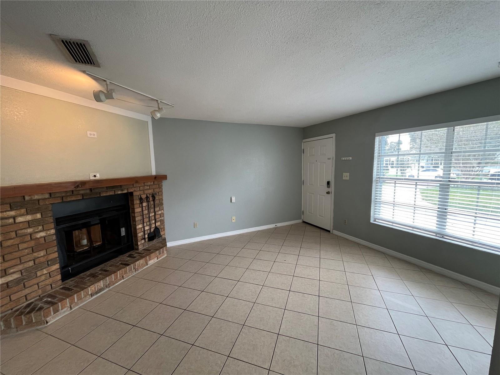 Image 5 of 15 For 1239 Ridgewood Street
