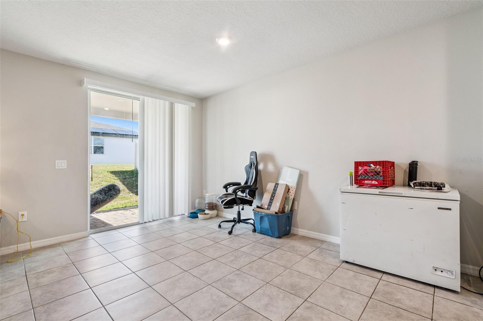 Image 19 of 34 For 877 Cambridge Drive