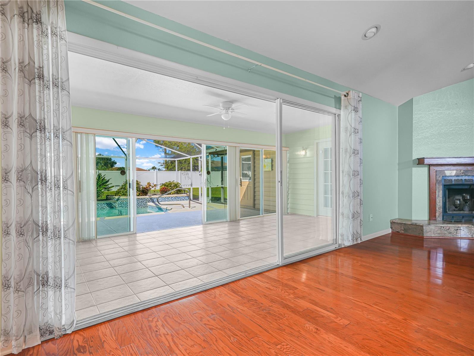 Image 10 of 31 For 805 Carlton Court
