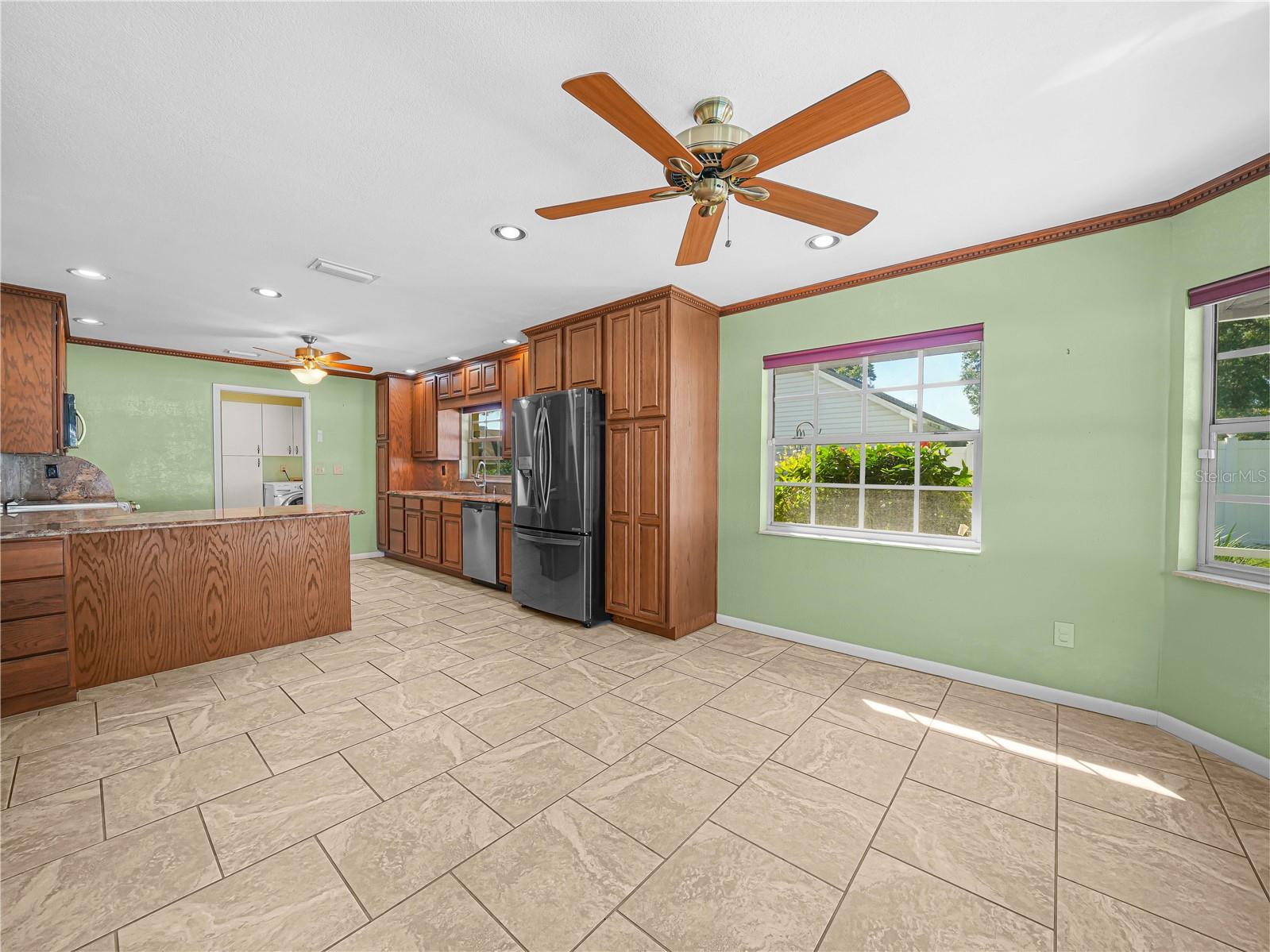 Image 13 of 31 For 805 Carlton Court