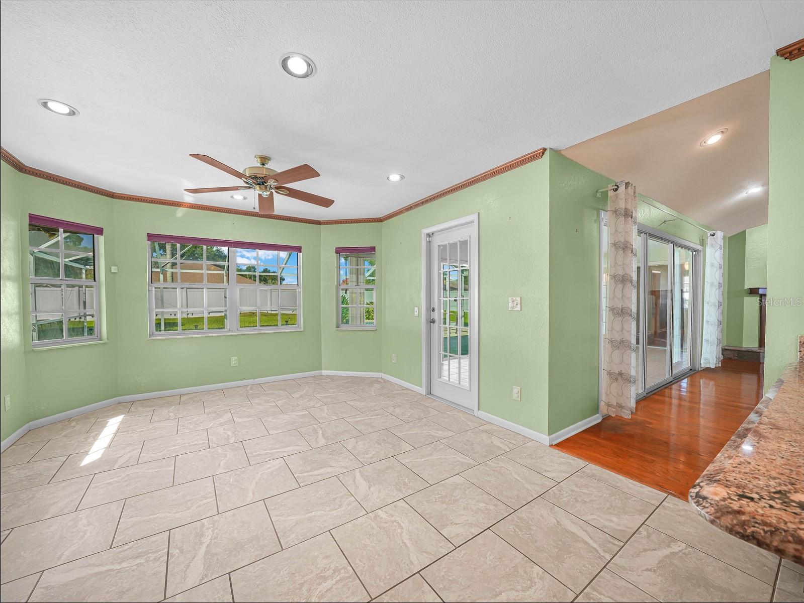 Image 14 of 31 For 805 Carlton Court