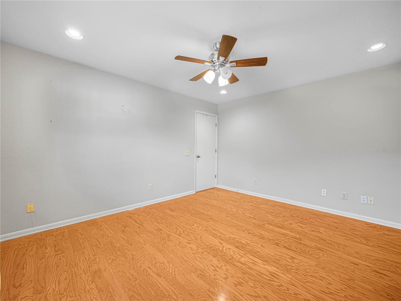 Image 19 of 31 For 805 Carlton Court