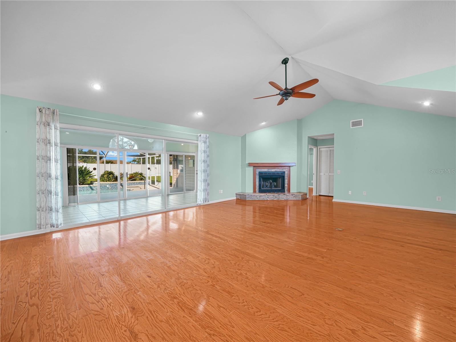 Image 7 of 31 For 805 Carlton Court