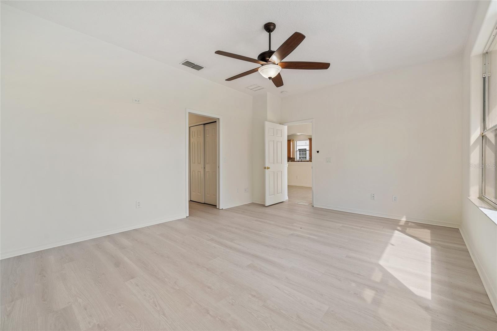Image 16 of 35 For 1729 Golfview Drive