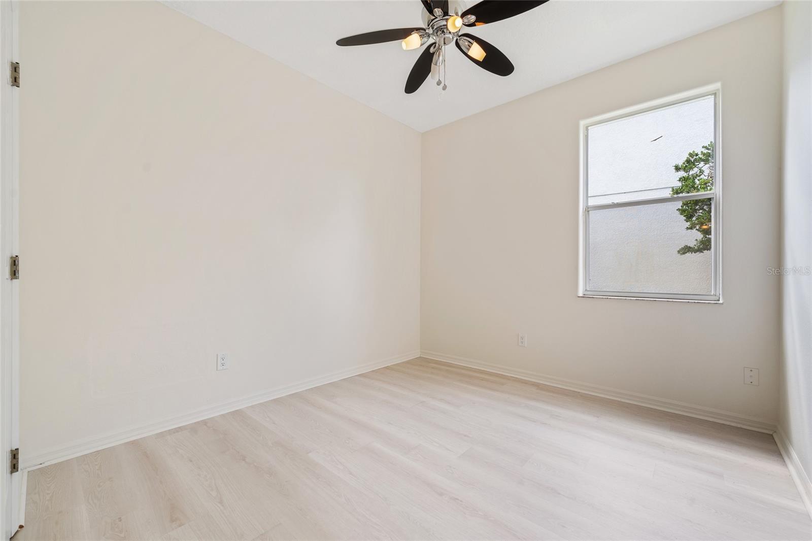 Image 18 of 35 For 1729 Golfview Drive