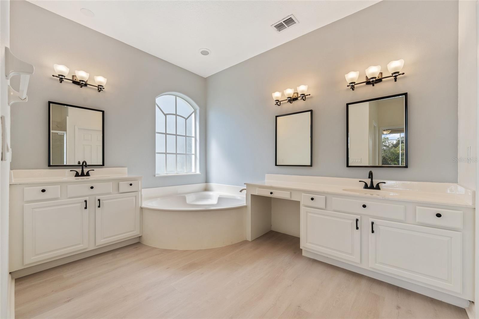 Image 19 of 35 For 1729 Golfview Drive