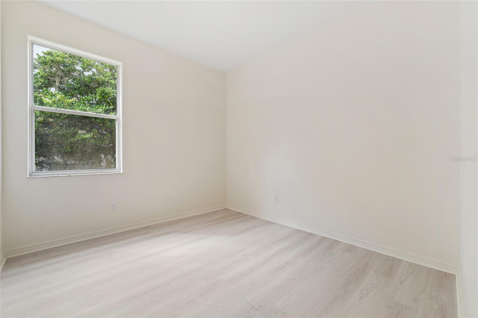 Image 21 of 35 For 1729 Golfview Drive