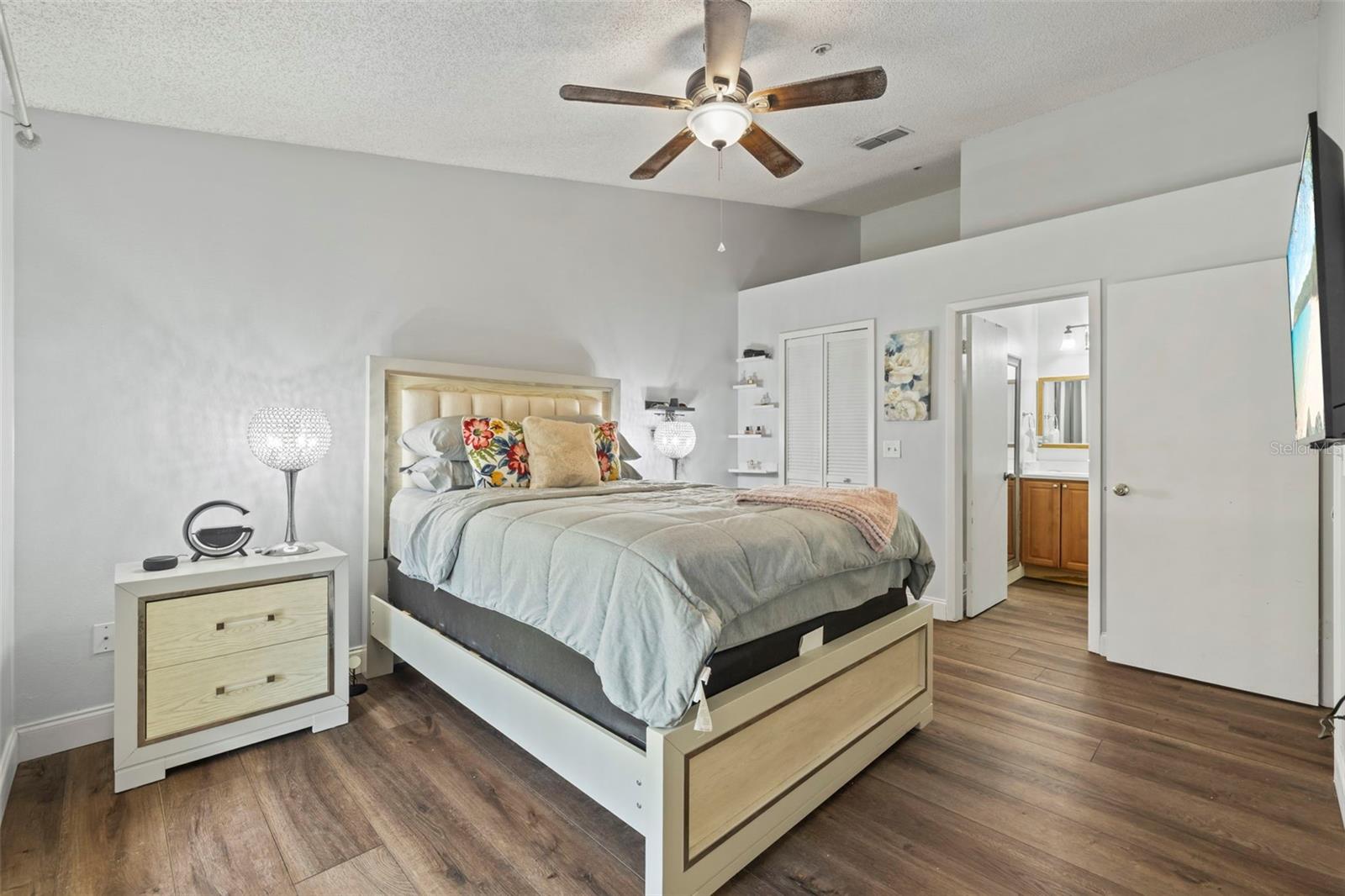 Image 19 of 27 For 6011 Laketree Lane D