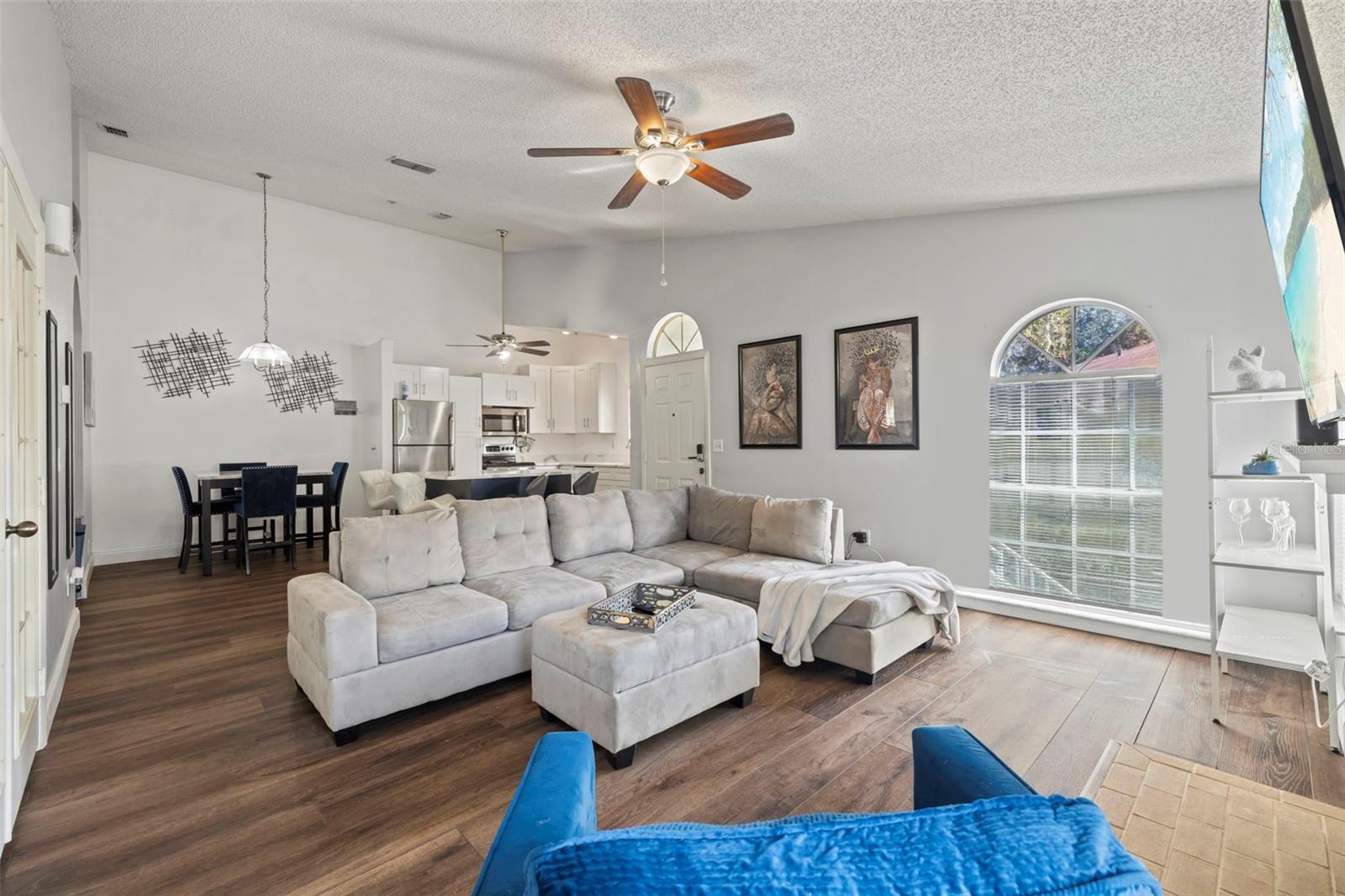 Image 5 of 27 For 6011 Laketree Lane D