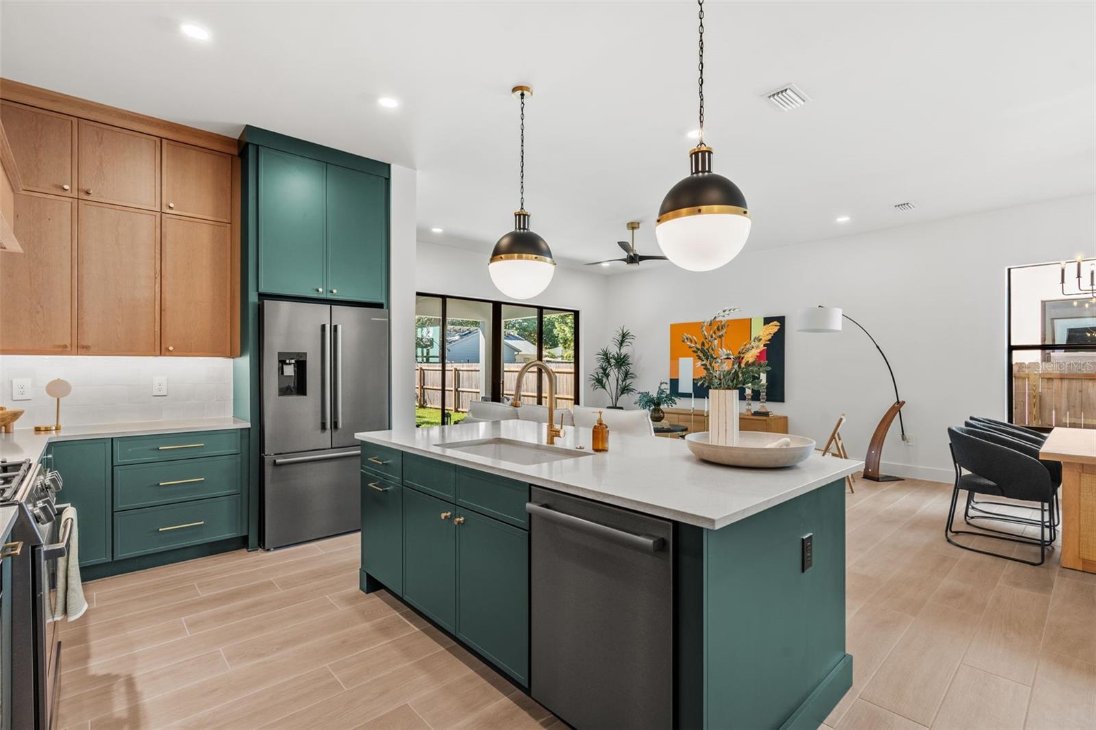 Listing photo id 13 for 1012 Stetson Street