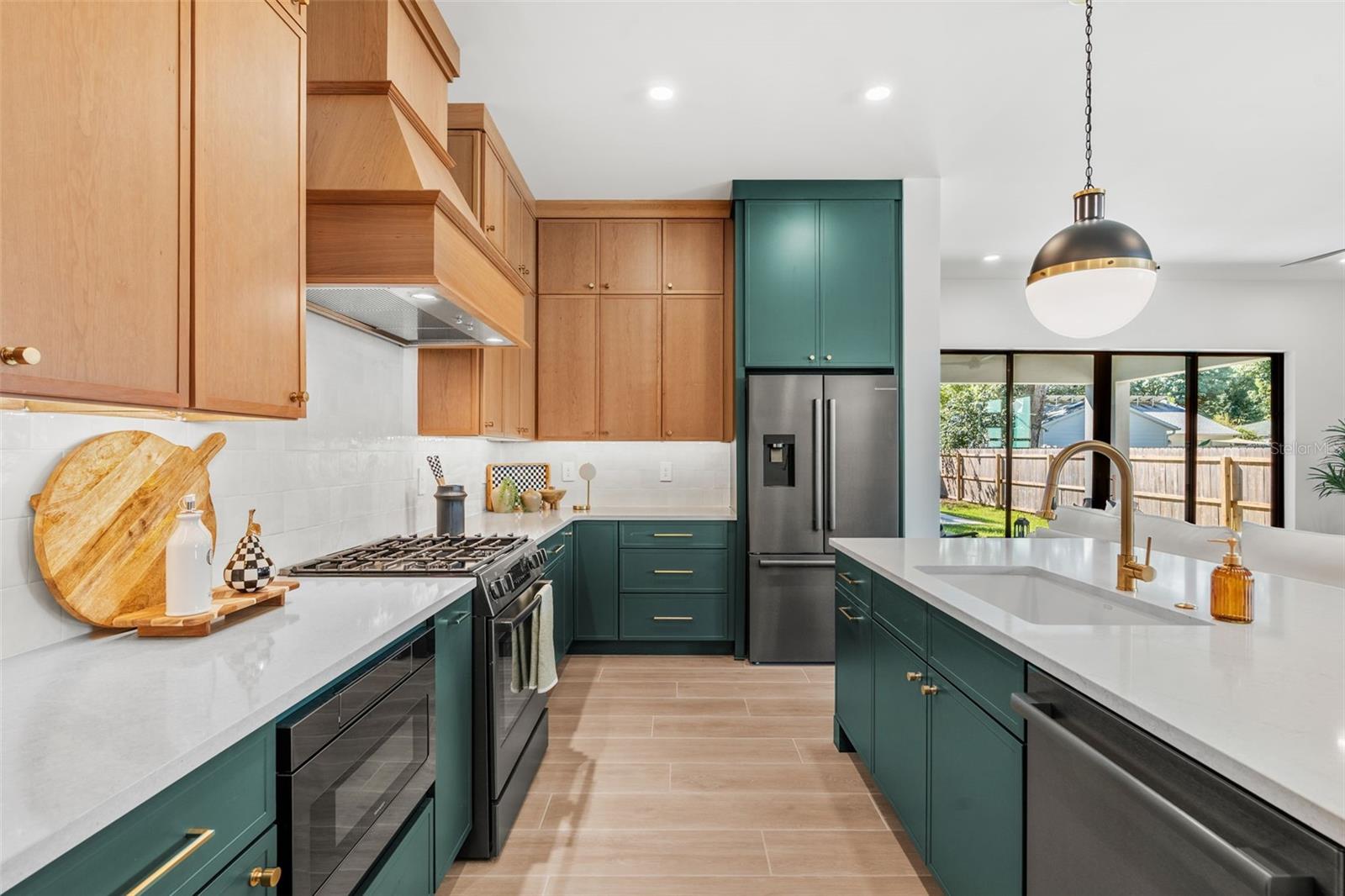 Listing photo id 15 for 1012 Stetson Street