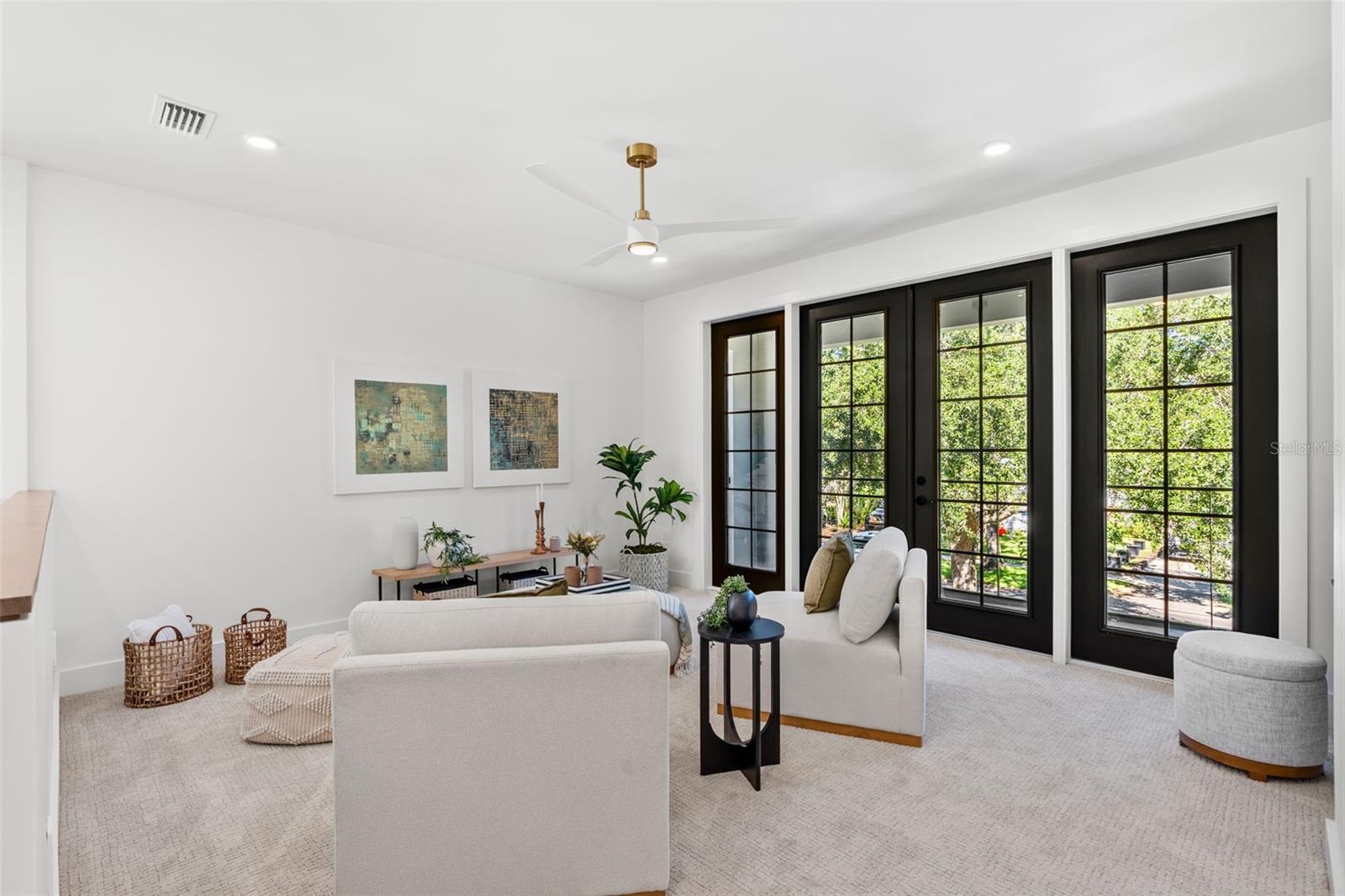 Listing photo id 31 for 1012 Stetson Street