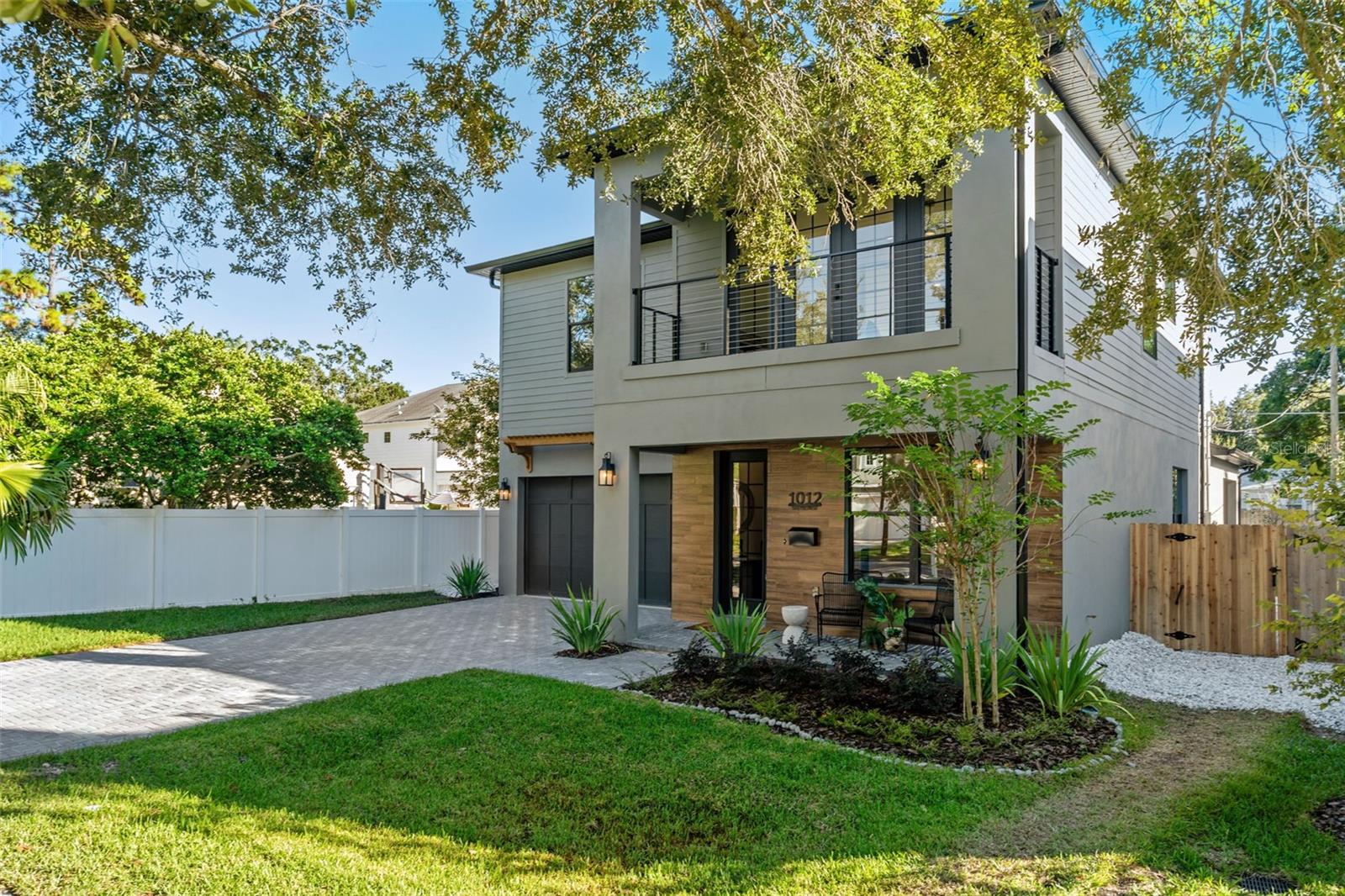 Listing photo id 2 for 1012 Stetson Street
