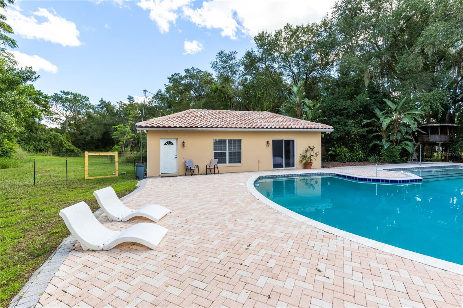 Image 35 of 67 For 1033 Oxford Street