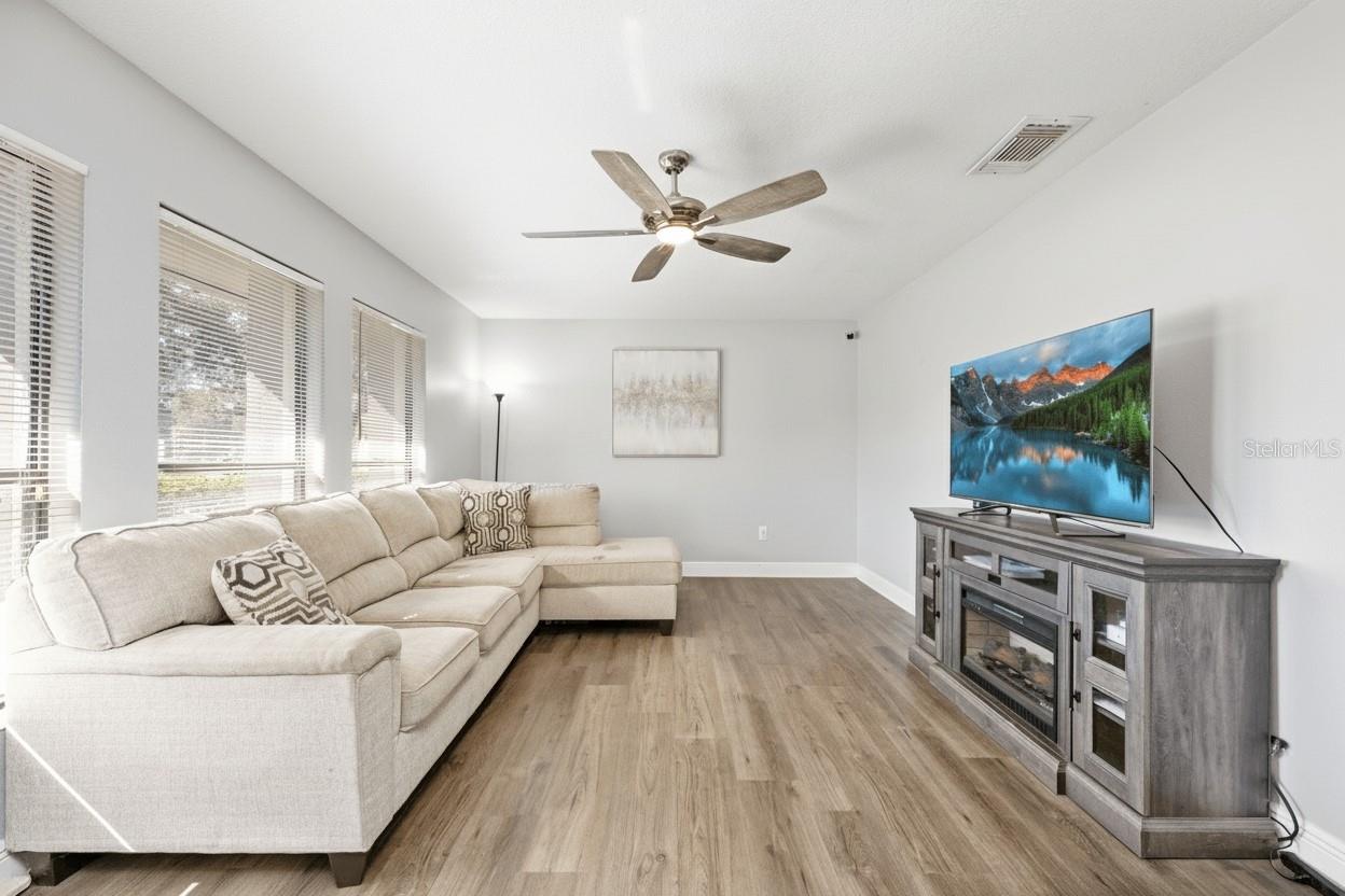 Image 5 of 40 For 9501 Holbrook Drive