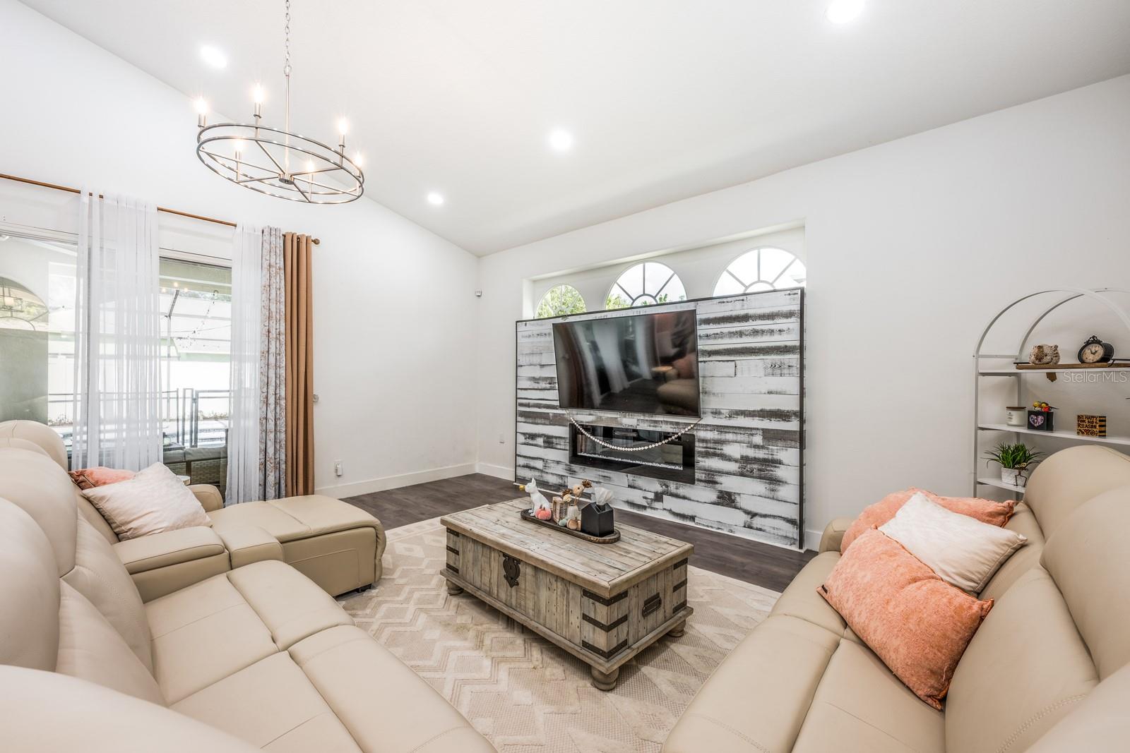 Image 14 of 36 For 1952 Edinborough Place