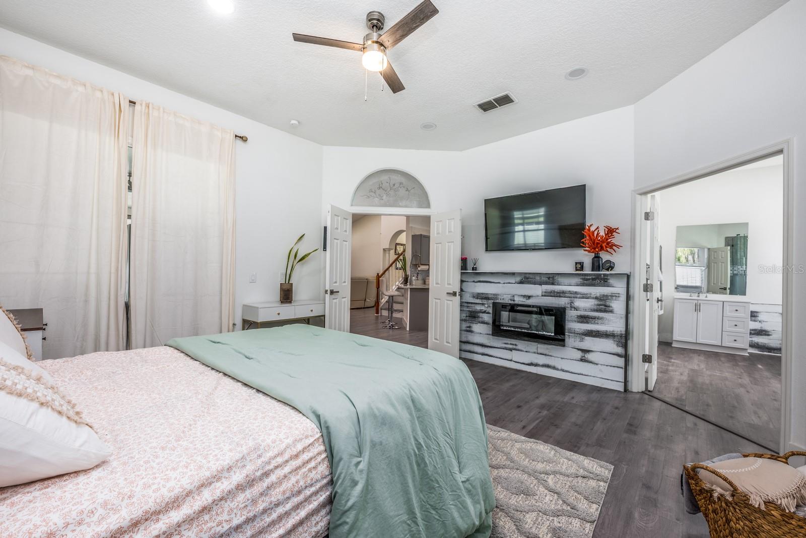 Image 21 of 36 For 1952 Edinborough Place