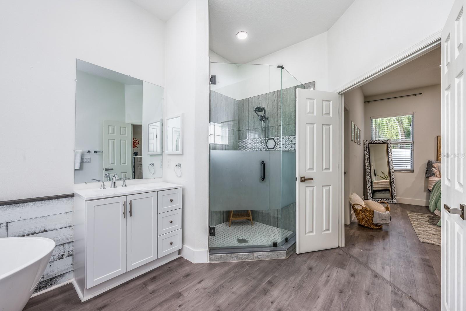 Image 23 of 36 For 1952 Edinborough Place