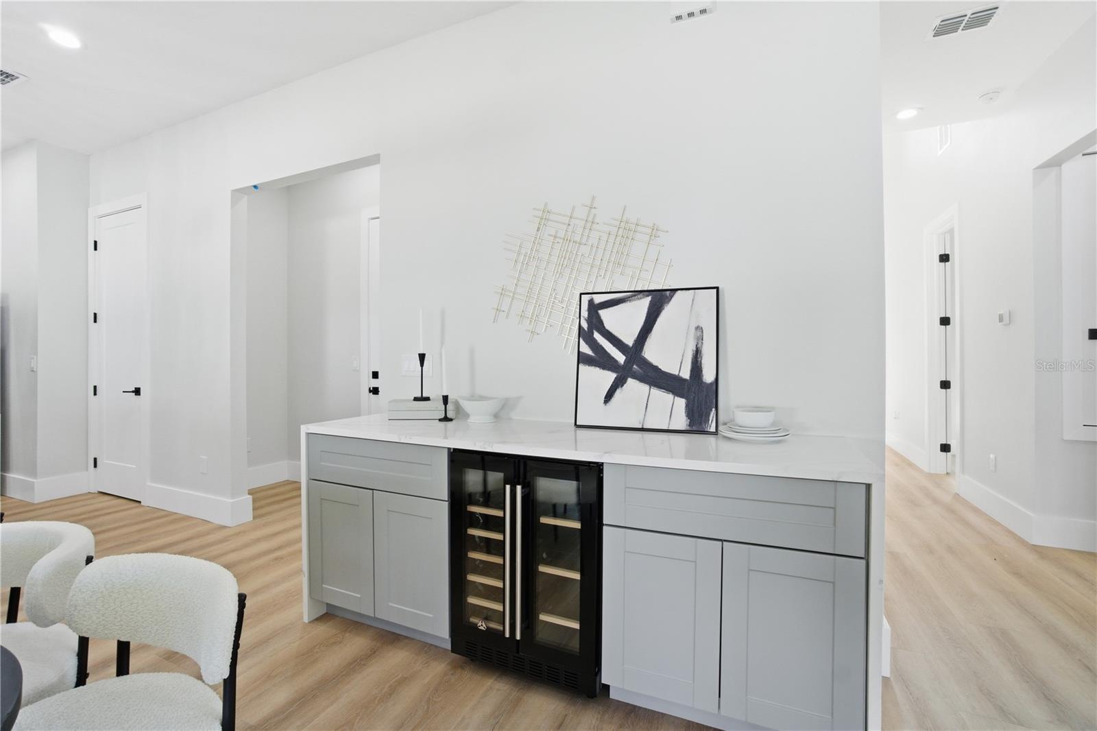 Listing photo id 11 for 5719 Peninsular Drive