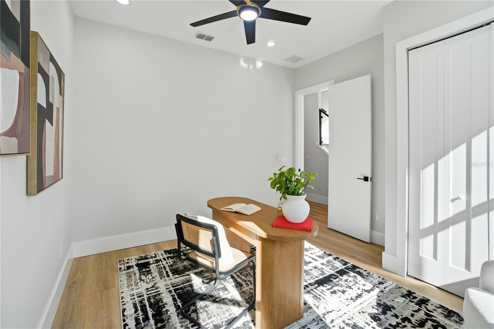 Listing photo id 19 for 5719 Peninsular Drive
