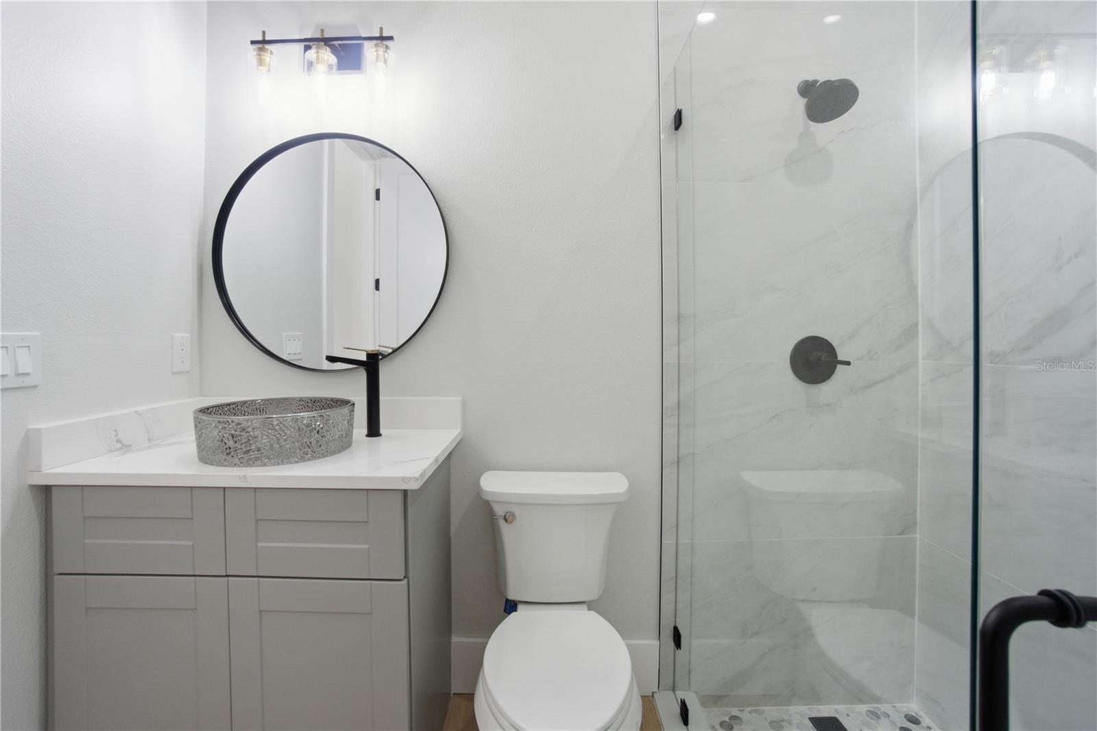 Listing photo id 21 for 5719 Peninsular Drive