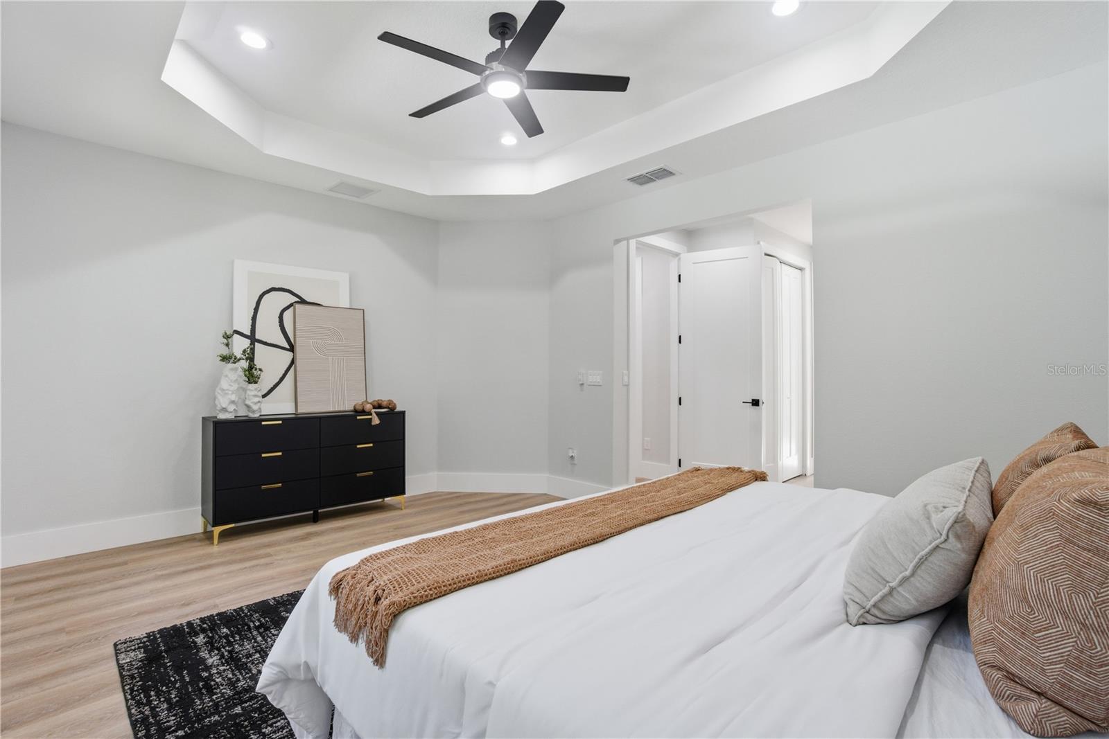 Listing photo id 30 for 5719 Peninsular Drive