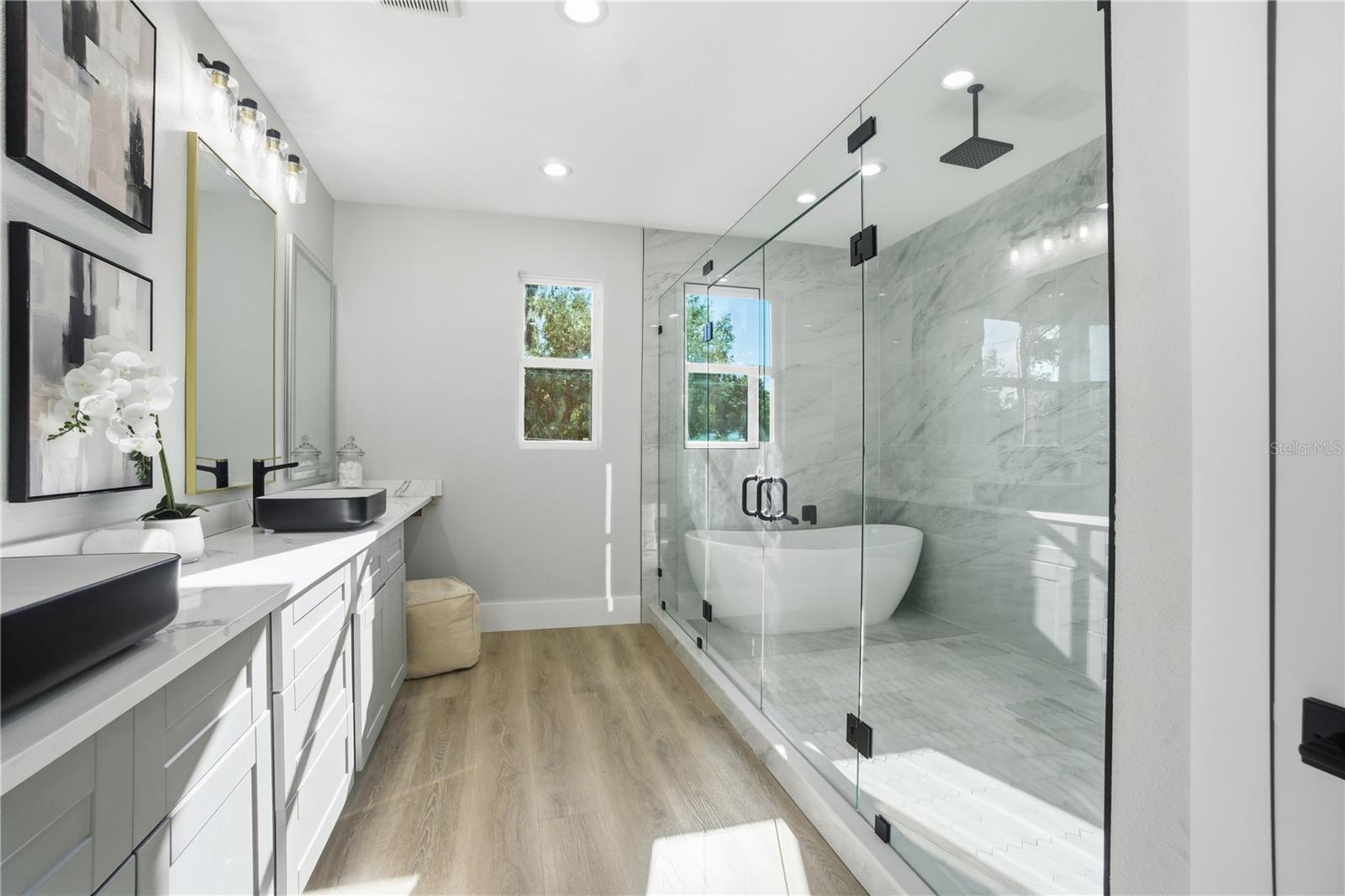 Listing photo id 32 for 5719 Peninsular Drive