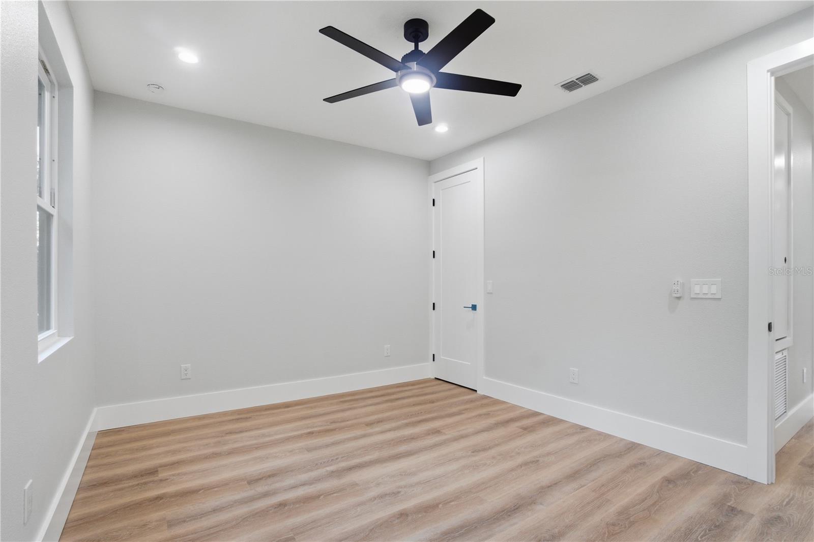 Image 40 of 51 For 5719 Peninsular Drive