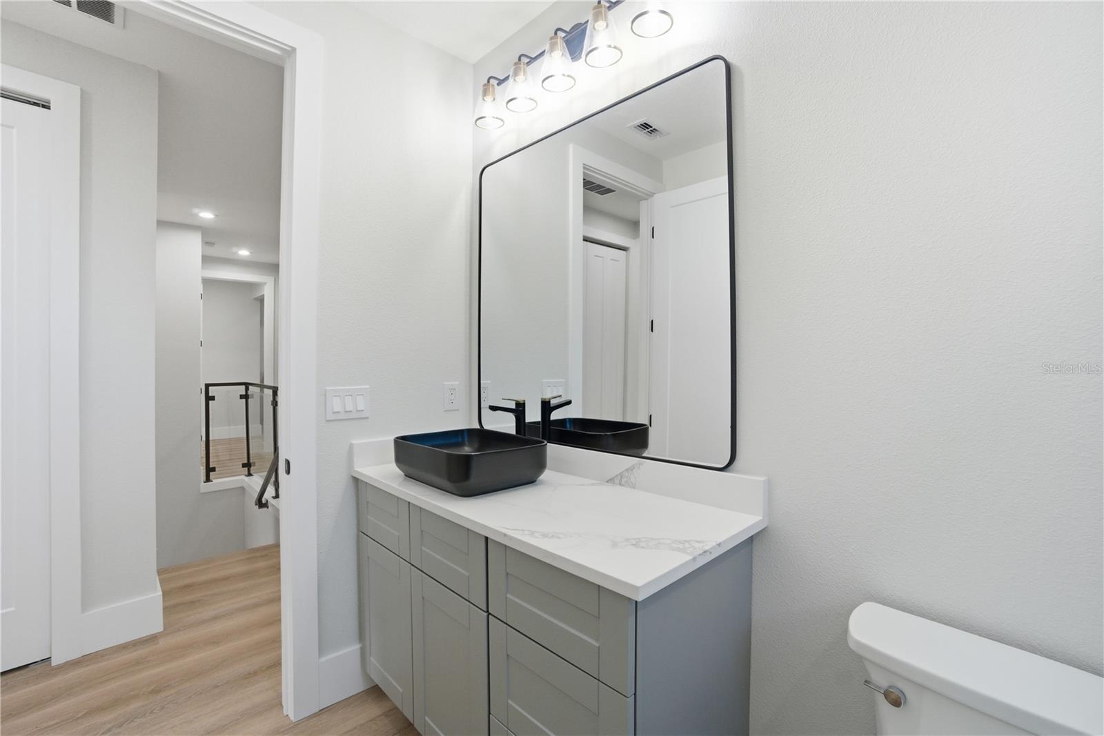 Listing photo id 41 for 5719 Peninsular Drive