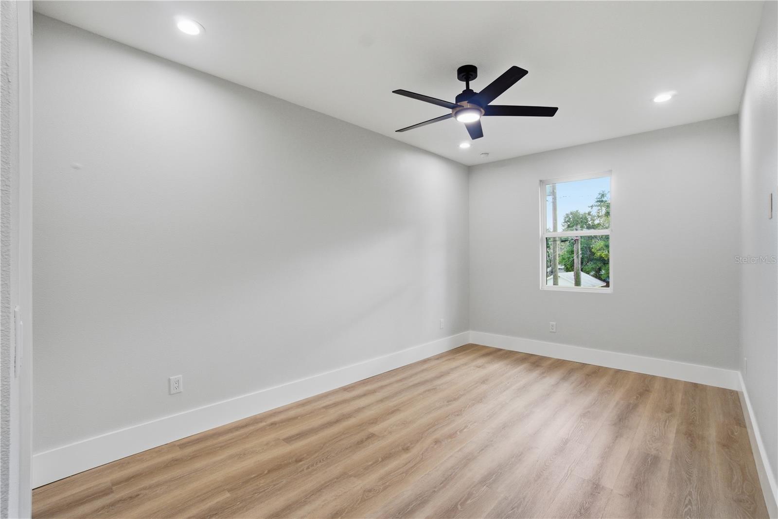 Listing photo id 42 for 5719 Peninsular Drive