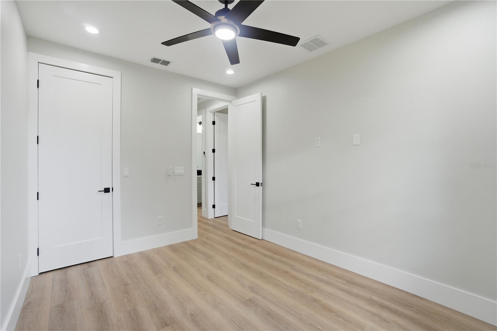 Listing photo id 45 for 5719 Peninsular Drive