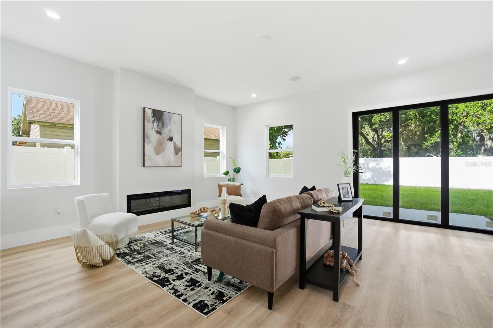 Listing photo id 3 for 5719 Peninsular Drive