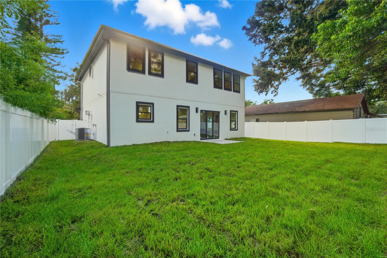 Listing photo id 48 for 5719 Peninsular Drive
