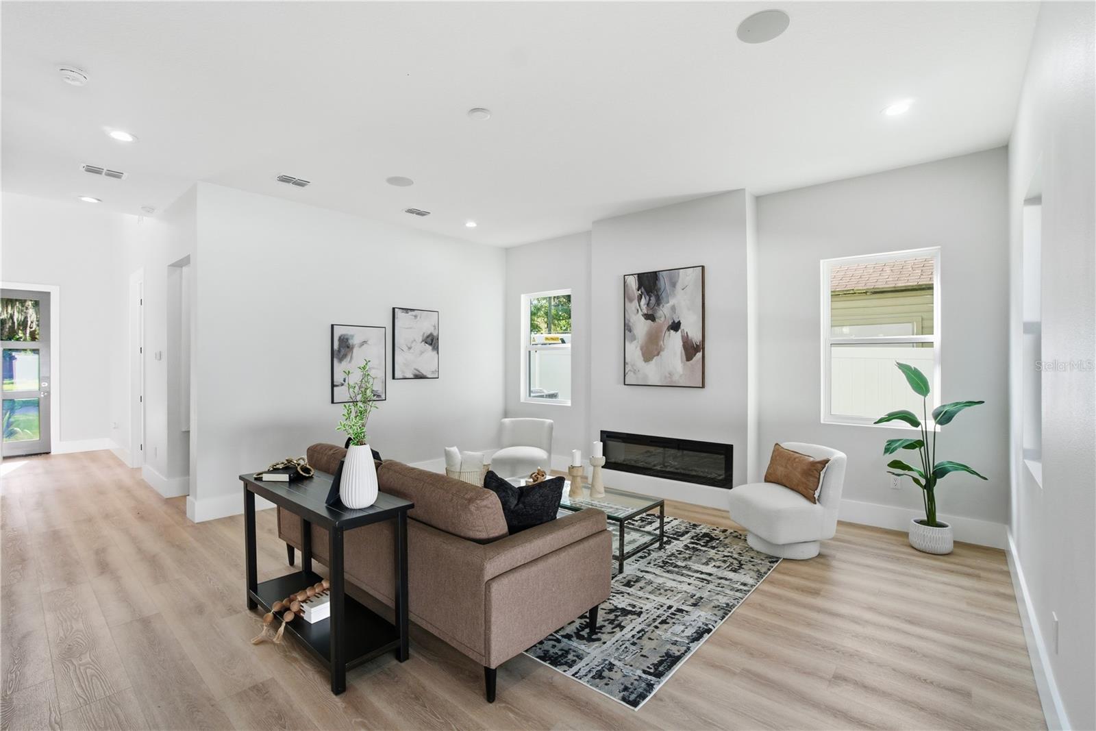 Listing photo id 4 for 5719 Peninsular Drive