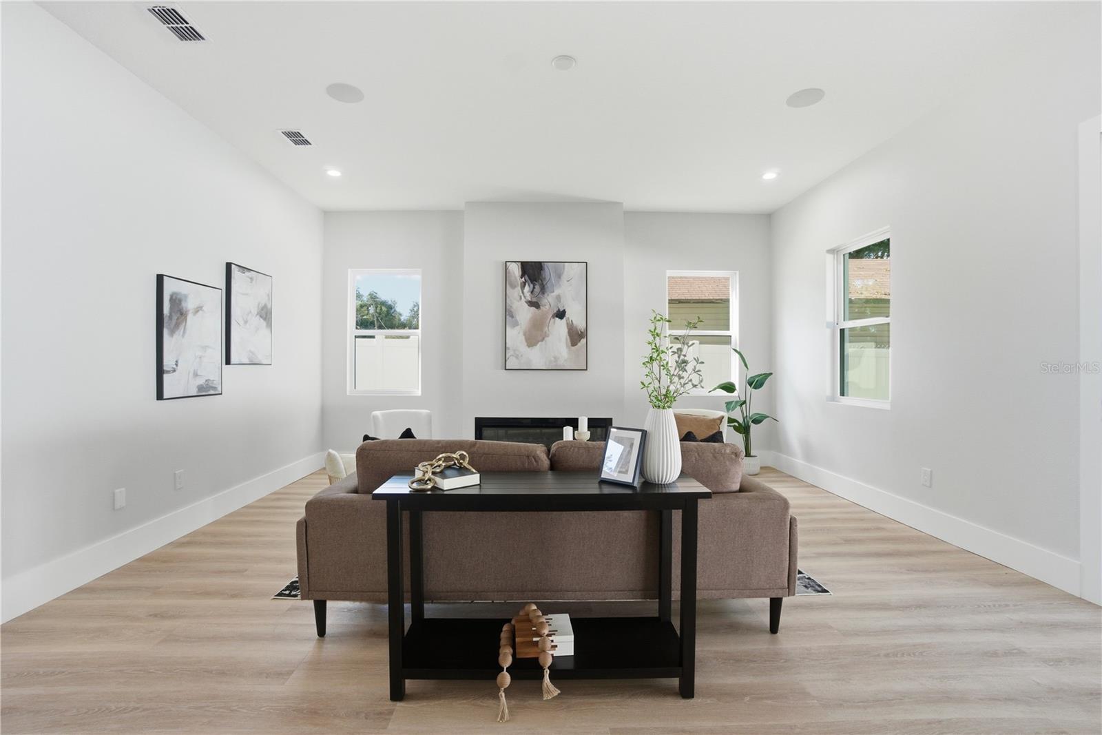 Listing photo id 5 for 5719 Peninsular Drive