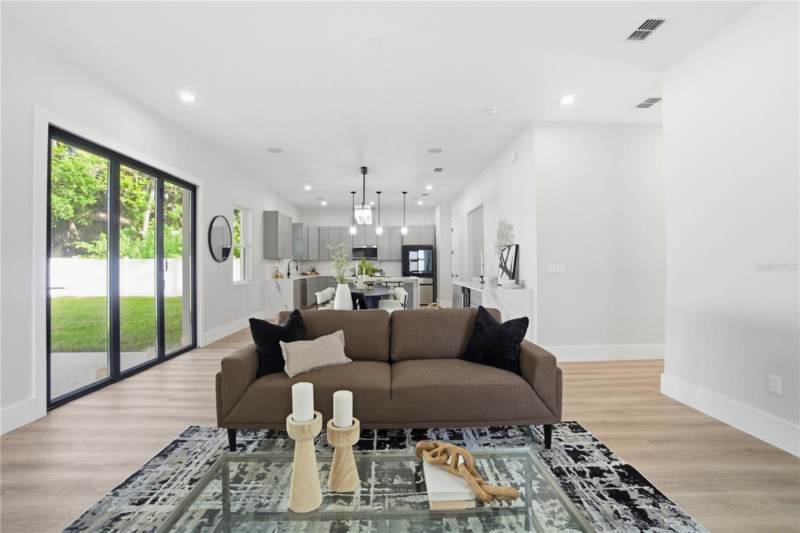 Listing photo id 7 for 5719 Peninsular Drive