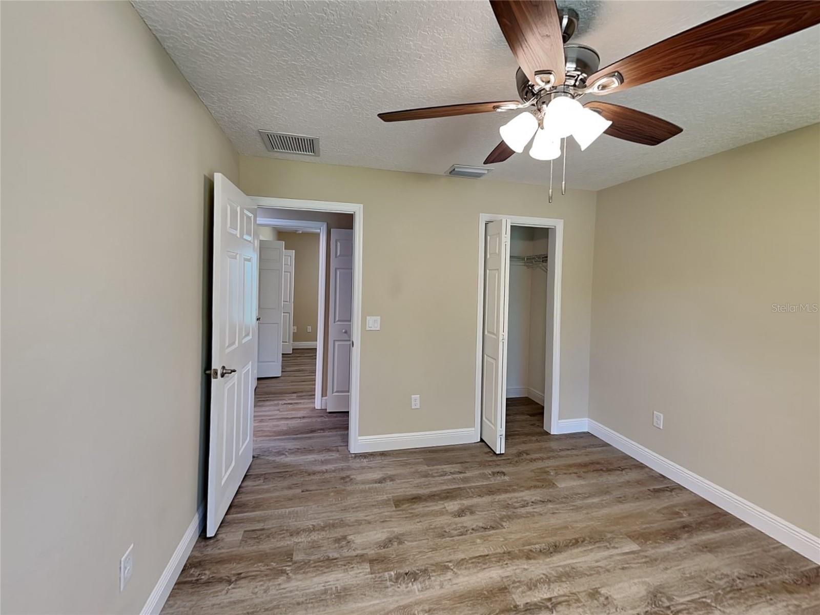 Listing photo id 9 for 2127 Landmark Drive