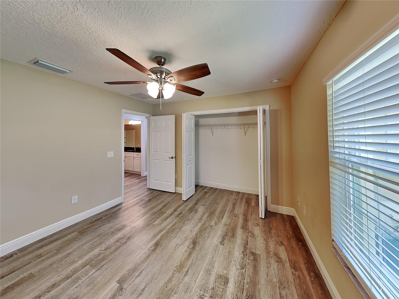 Listing photo id 10 for 2127 Landmark Drive