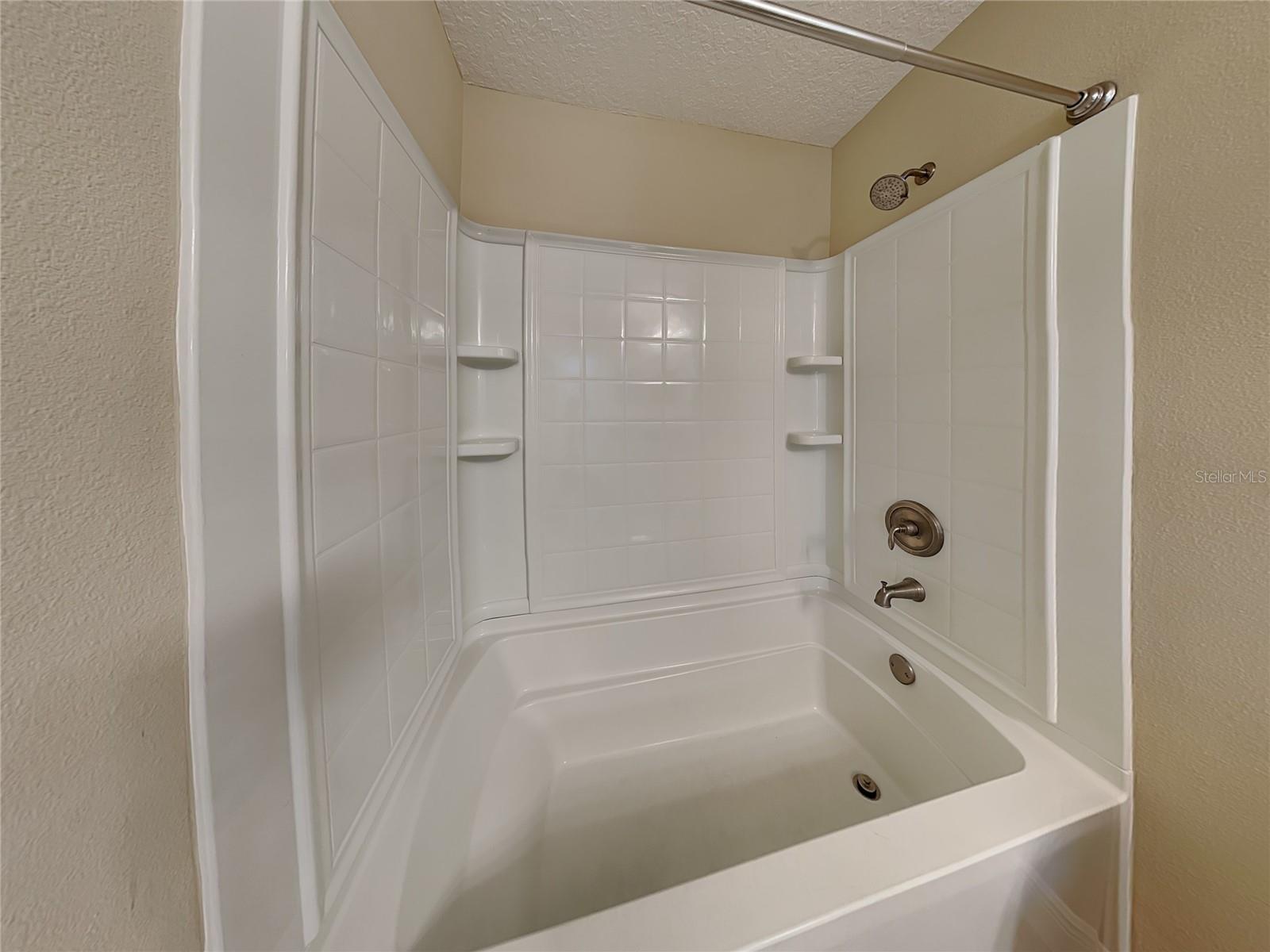 Listing photo id 12 for 2127 Landmark Drive