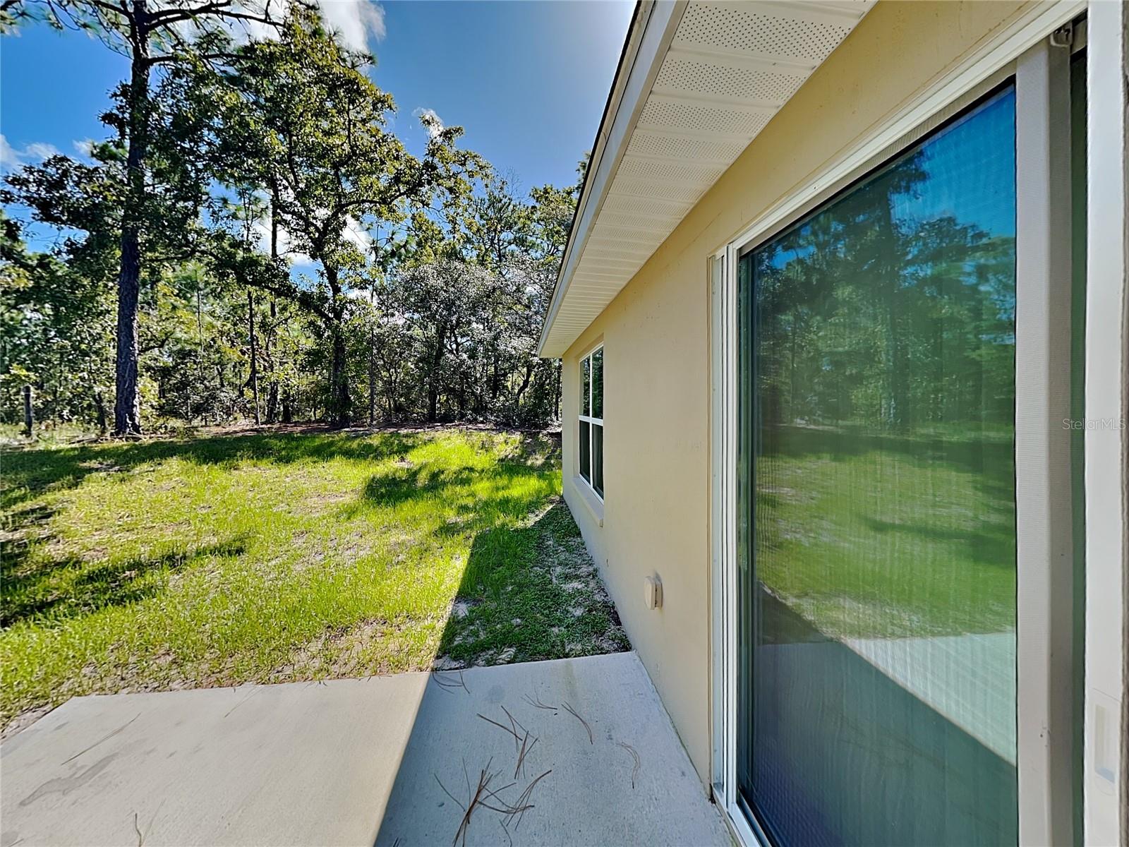 Listing photo id 13 for 2127 Landmark Drive