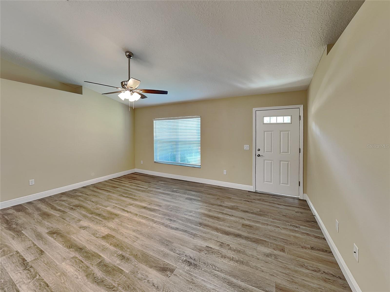 Listing photo id 0 for 2127 Landmark Drive