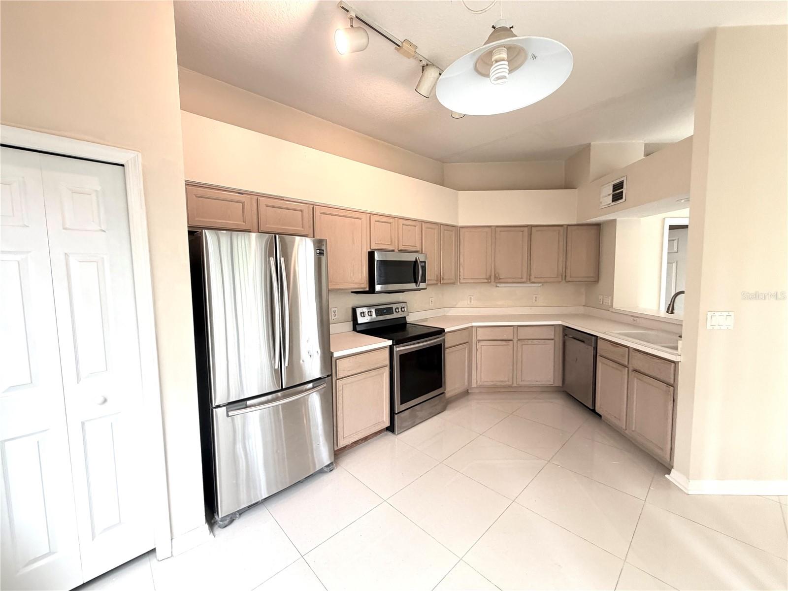 Image 7 of 18 For 6901 Della Drive 2